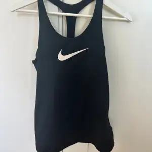 Nike linne med inbyggd bh, sitter som en s 