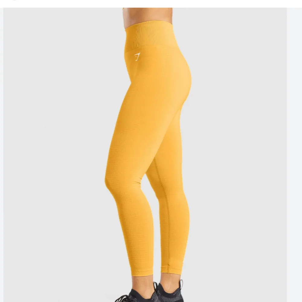 Ett par gula träningstights från gymshark i storlek S! Aldrig använda! Kontakta för fler frågor!💛💛. Jeans & Byxor.