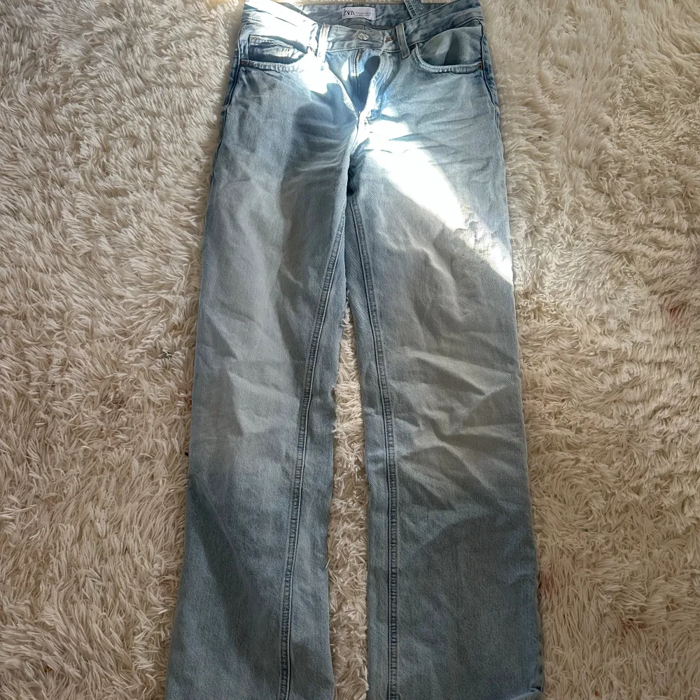 Säljer dessa snygga jeans från Zara då det bara vart använd 1 gång, kommer ej till användning längre!. Jeans & Byxor.