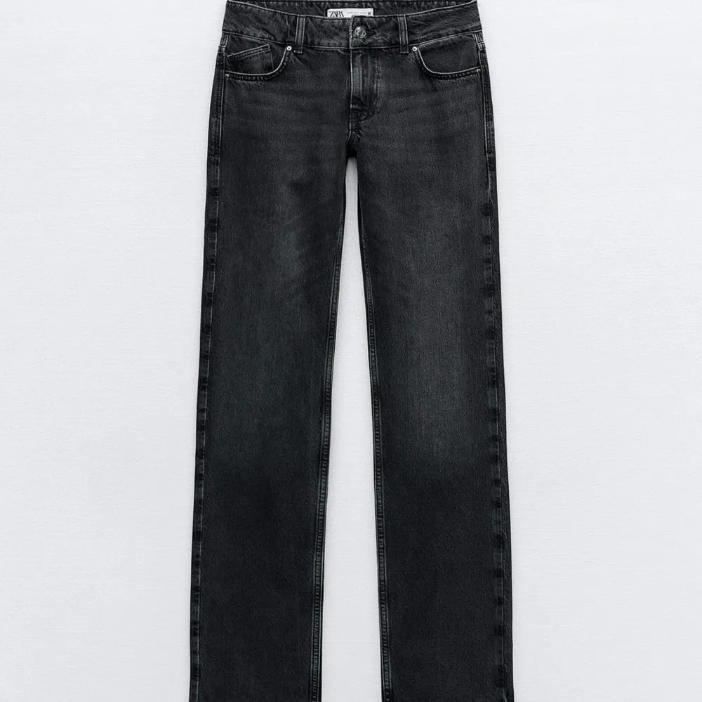 Säljer ett par snygga svarta jeans eftersom dem är för stora, har bara provat dem på. Originalpris 399kr. Jeans & Byxor.