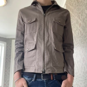 John henric overshirt - Tjena! Säljer en John henric overshirt i M som sällan använts, nypris 1600. Hör av er vid frågor. Allt gott// Wilmer