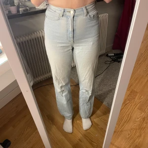 Jeans  - Högmidjade ljusblåa jeans som jag inte använder längre. Väldigt bra skick men texten på lappen i bak har skavts bort lite