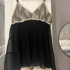 Nattlinne svart med spets - Jätte gulligt nattlinne/klänning med spets detaljer🥰 KappAhl Storlek 42, men rätt kort i längden 
