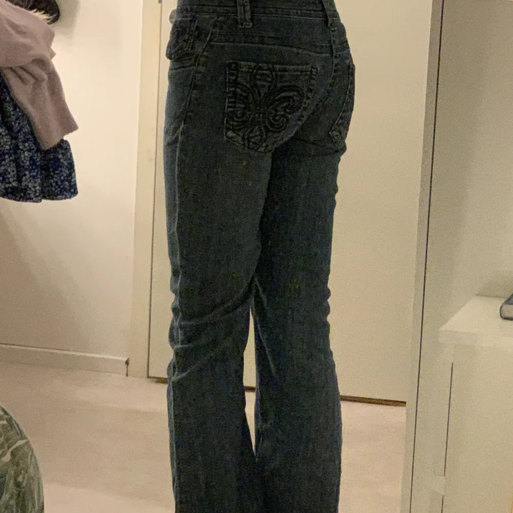 Sååå fina low waist jeans köpta secondhand❤️ jätte snygga fickor! Köpte för 600kr💋 vet ej vilken storlek men passar på mig som brukar ha 38 i jeans🩷 säljer pga lite för korta för mig🌸. Jeans & Byxor.