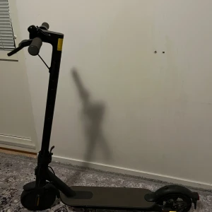 Elsparkcykel - Köpte den för två år sen för ungefär 4000kr Den fungerar perfekt batteriet håller bra. Den har även två punkteringsfria däck som också kostade någon tusenlapp att fixa. Kan gå ner i pris vid snabb affär 
