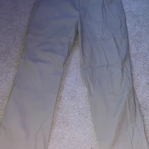 Beige Loose Jeans  - Jeans från ASOS Design (limited edition) Loose Jeans, så om du gillar baggy  W32 L32 i storleken (S/M) Kostnad: 200 (originalpris 400kr)