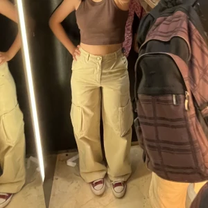 beige cargobyxor - högmidjade cargobyxor från zara som är helt nya! strl 32 men passar egentligen även 36/38. midjemått 34, innerbenslängd 81. säljer pga att de inte kommer till nån användning🫶💞