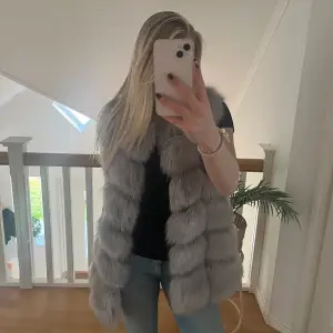 Säljer denna skitcoola fluffväst som jag aldrig använd men är köpt på Plick i ”bra skick” . Går att använda året om och GÖR verkligen en outfit😍😍