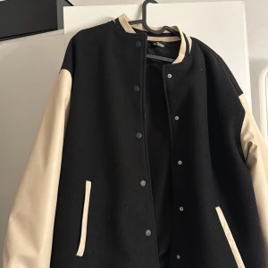 Baseballjacka - Slutsålt på HM  Storlek m men passar S-L beroende på hur man vill att den ska sitta💕  Använt ett par gånger, så superfin skick