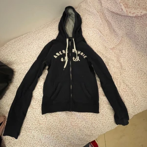 Abercrombie and fitch hoodie - Så fin marinblå zipup hoodie från abercrombie and fitch med vit text på framsidan.💗