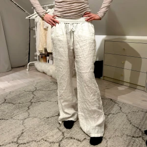 Linnebyxor  - Superfina linnebyxor från Madlady i regular längd🩷perfekta till sommaren och är inte överdrivet genomskinliga, på bilden är hon 166 cm lång och de är väldigt bra i längden🩷väl använda men bra skick och inga synliga defekter 