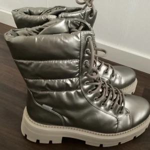 Tamaris,storlek 41,ny - uire magnifika mycket varma pälsfodrade snöstövlar snö och is stegjärn storlek 41 utan kartong köpt för 1300 kr, halva priset