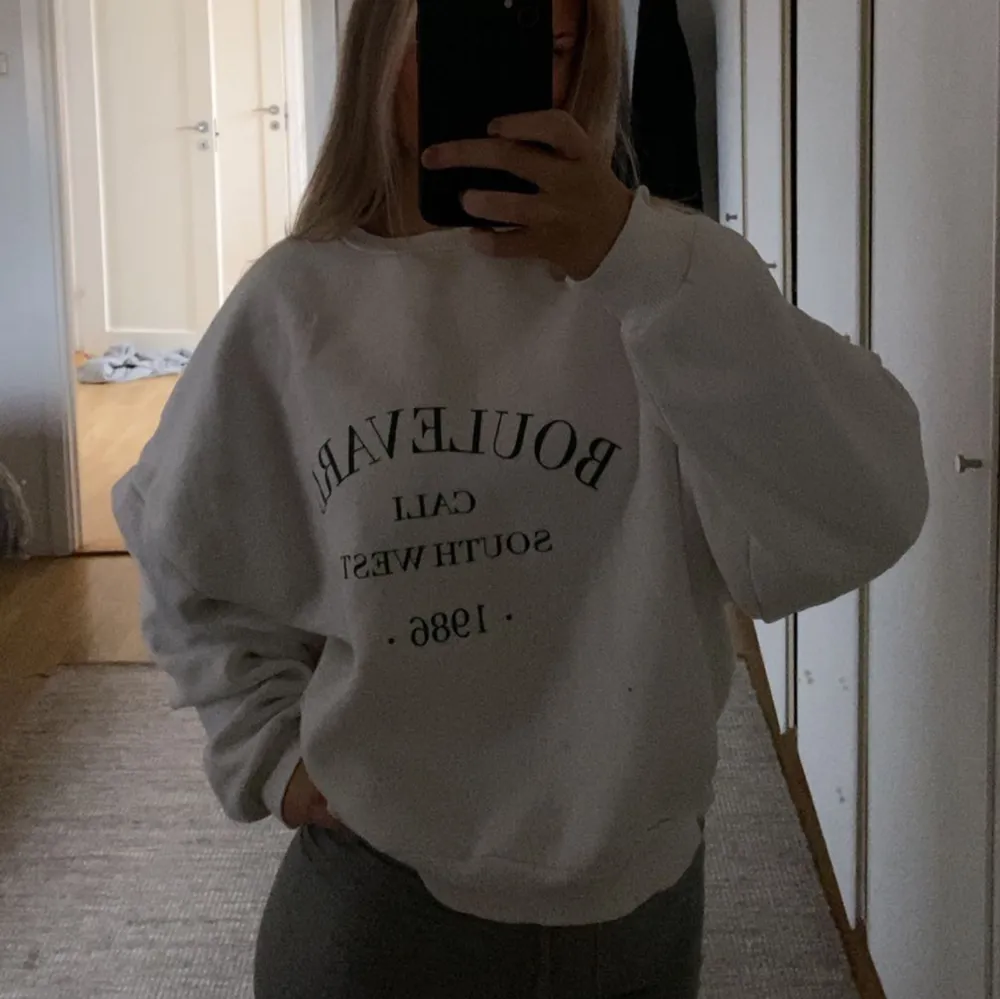 Vit sweatshirt med fint tryck! Använd 1-2 gånger så väldigt bra skick🤍Köpt på Nelly. Hoodies.