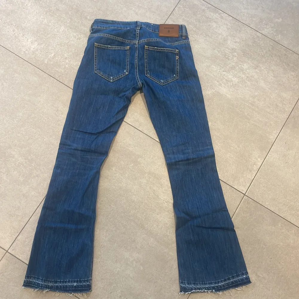 Skitsnygga jeans i mörkare tvätt och Bootcut. Använda 2/3 ggr och därför jättebra kvalitet, pris går att diskutera . Jeans & Byxor.