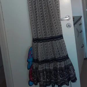 Maxi klänning - Jättevacker maxiklänning som går ner till fötterna, fick inte med en bild på hela klänningen, skriv privat om ni vill ha fler bilder. Fin volang nedtill med spetsdetalj, resår i midjan så stretchig Strl S