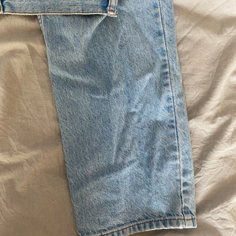 Säljer nu mina favvojeans som blivit för små, ljusblåa och raka ben⭐️ w28/L32. Jeans & Byxor.