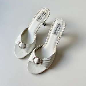 Vita klackskor - Vita vintage klackskor från Steve Madden. Tecken på användning men fortfarande i bra skick 💕 Klackhöjden: ca 8 cm. Fotsula: ca 24,5 cm 