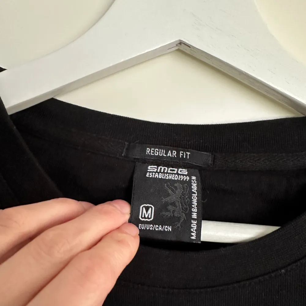 Sweatshirt med tryck på framsidan  Använd fåtal gånger så är i fint skick  . Tröjor & Koftor.