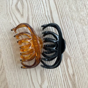 Hårklämma - Perfekta hårklämmor, säljs då de inte används. 20kr för båda eller 10kr st.