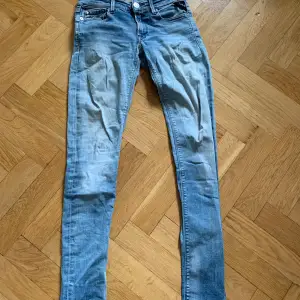 Säljer ett par Replay jeans. De är väl använda men ingenting som syns, säljer billigt eftersom att det är en så liten storlek. Ställ gärna frågor✌️