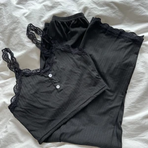 Skönt pyjamas set - Svart gulligt pyjamas set, storlek s.   (Aldrig använd)