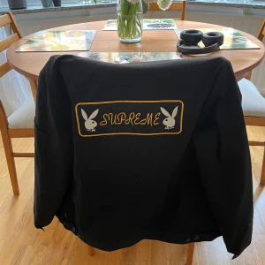 Supreme x playboy ja k jacka  - Supreme x platboy jacka  Svart Storlek m Endast använd ett fåtal gånger