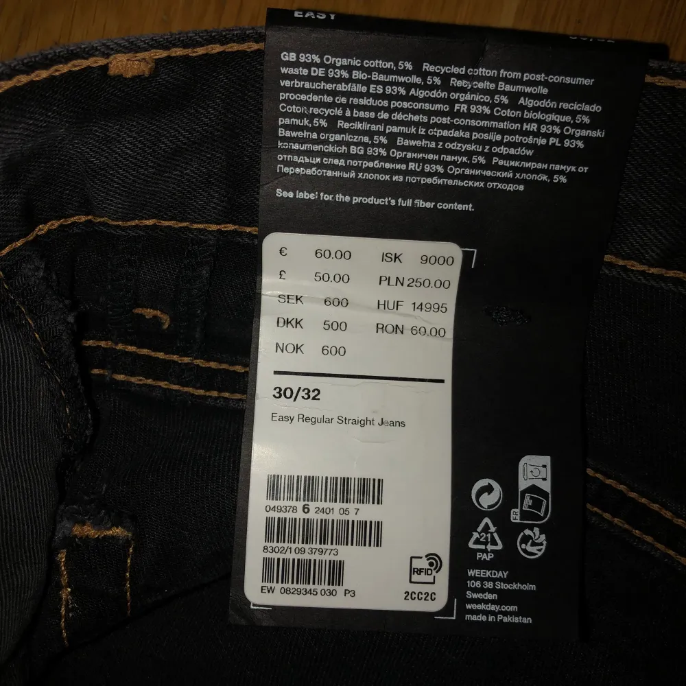 Ett par oanvända weekday byxor, ordinarie pris 600kr, mått 30/32 Pris 400. Jeans & Byxor.