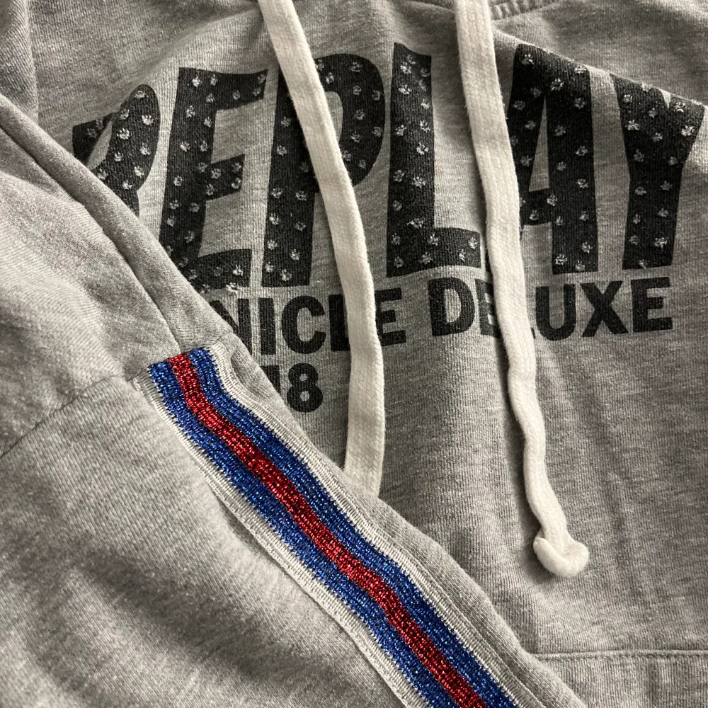 Jättefin replay hoodie i bra skick som tyvärr är för liten för mig!!. Hoodies.