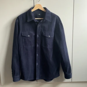 Overshirt - Riktigt najs marinblå overshirt i Manchester tyg perfekt skick knappt använd köpt för 499 kr,säljer för 299kr+frakt, storleken är S men är lite stor i modellen 