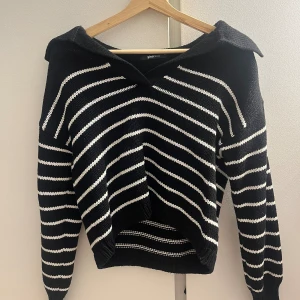 Stickad tröja  - Säljer nu denna stickade tröja då den inte kommer till någon användning🌸 Endast använda någon gång så skicket är som nytt💕 