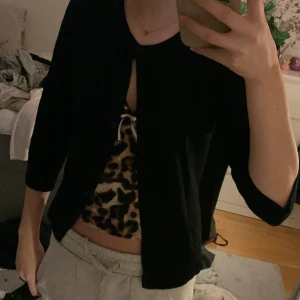 svart kofta - en as snygg trekvarts armad kofta som knappt är använd! den är i storlek L men passar mig som vanligtvis bär xs eller s❤️