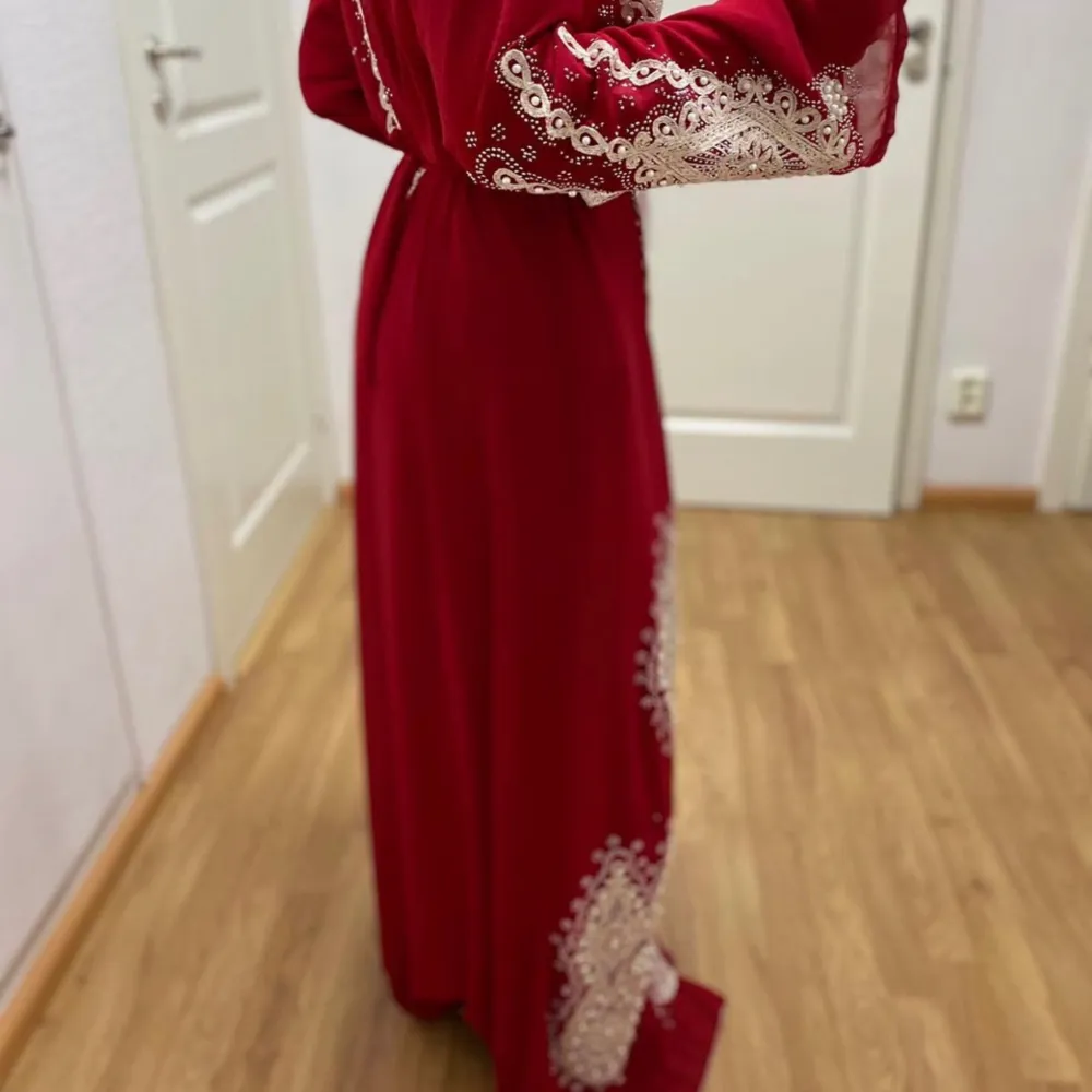 En unik marockansk klänning (kaftan) som endast använts vid ett tillfälle och har inga skador eller liknande. Hör gärna av dig vid intresse.. Klänningar.