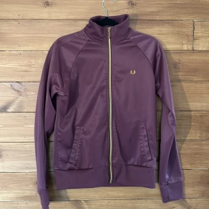 Tröja med dragkedja  - Fred Perry liten i storleken skulle säga 38