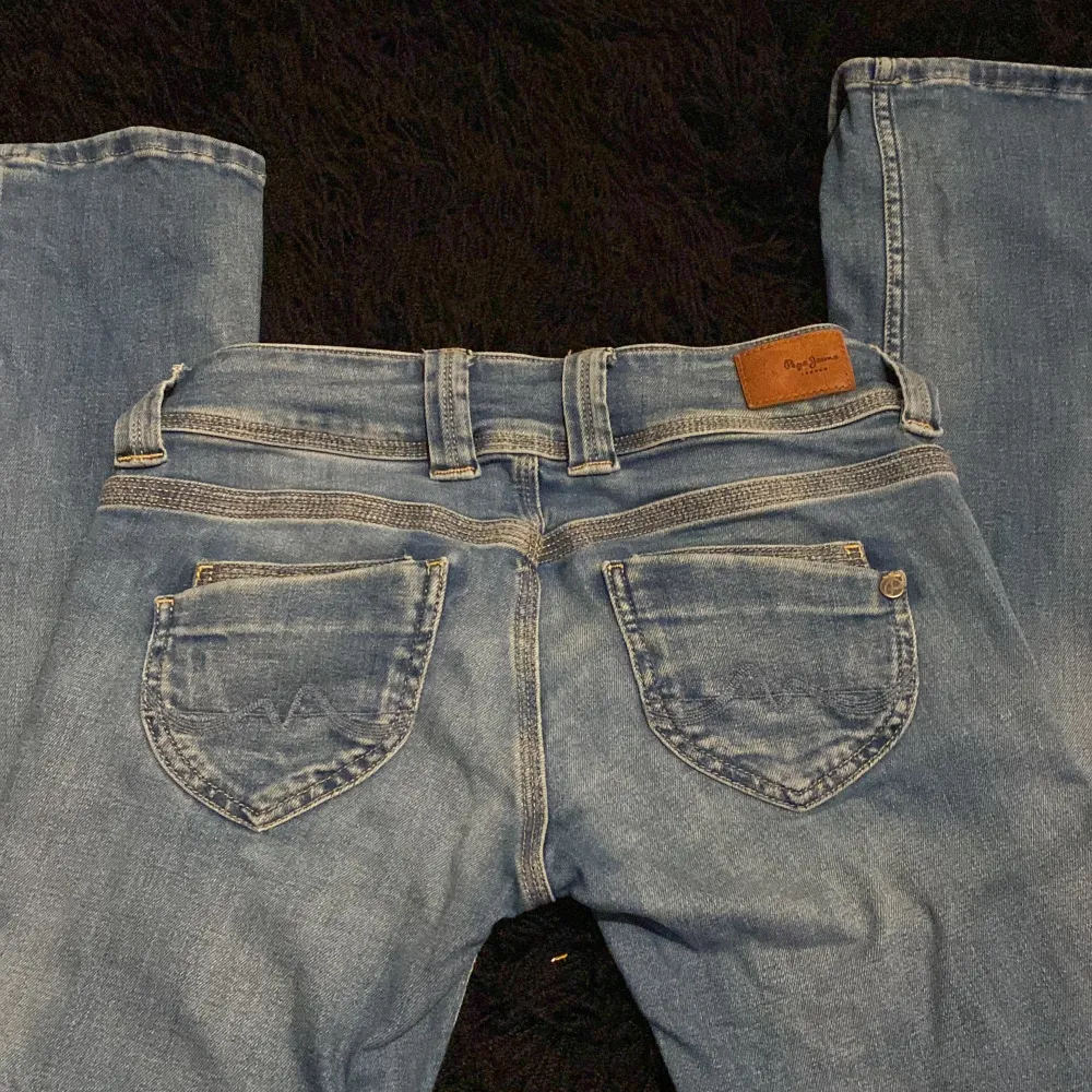 Straight jeans som är lågmidjade💕 fint skick . Jeans & Byxor.