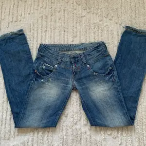 Snygga Replay jeans som jag ej har användning för där det är för stora för mig. 💕💕 Storlek 36. Midjemått raktövet 38. Innerbenslängd 80.               Pris kan diskuteras, skriv för fler bilder.💕                        (nytt pris ~ 1 200kr)