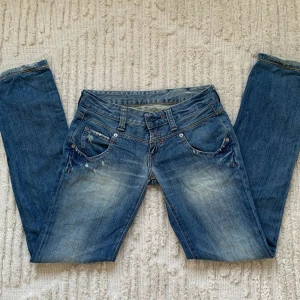 Replay Jeans - Snygga Replay jeans som jag ej har användning för då de är för stora för mig. 💕💕 Storlek 36. Midjemått raktövet 38. Innerbenslängd 80.               Pris kan diskuteras, skriv för fler bilder.💕                        (nypris ~ 1 200kr)