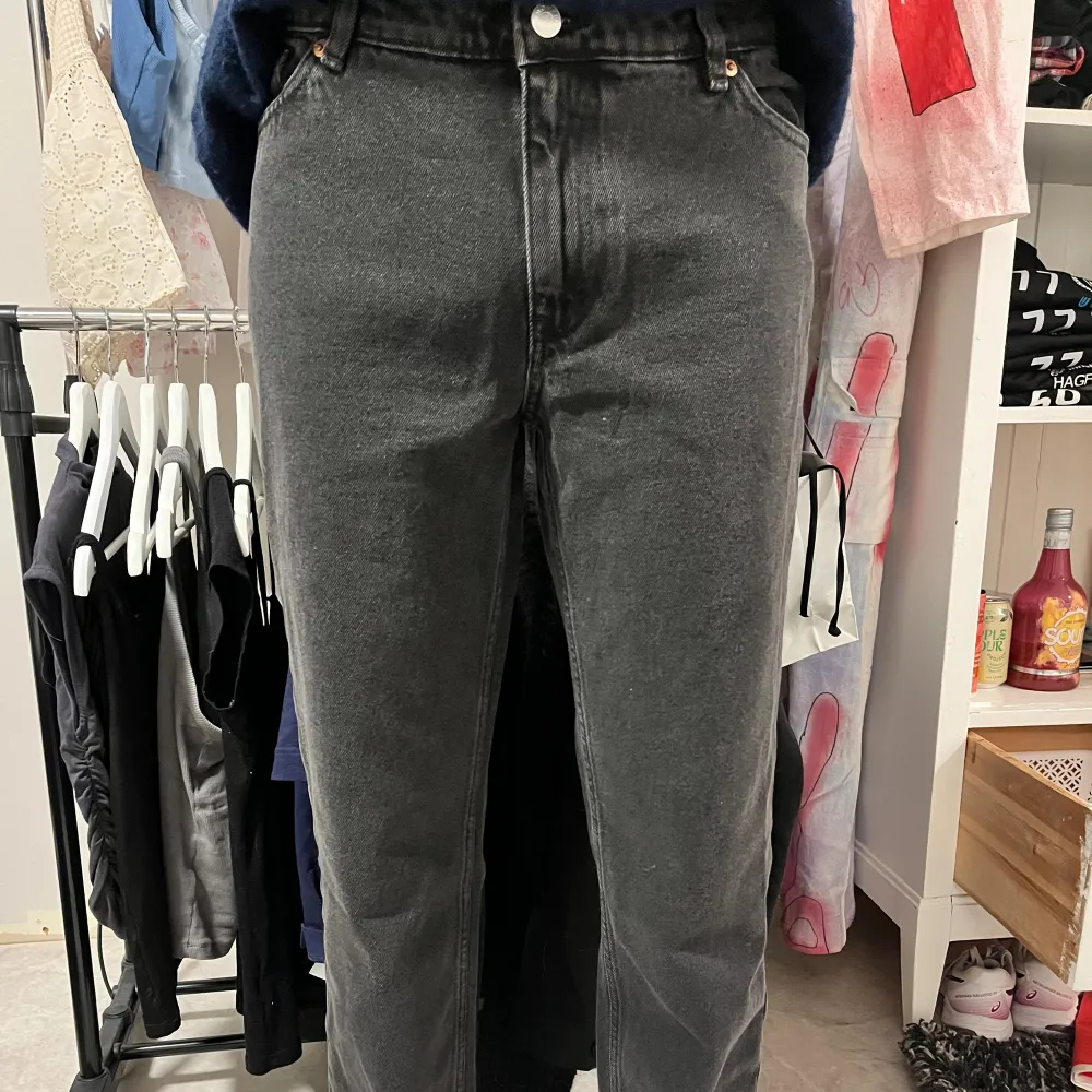 Jeans från Monki med prislapp kvar! Storlek W28. Skulle säga att de passar en lite större S om jag skulle gissa.. Jeans & Byxor.