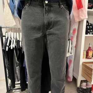 Jeans från Monki - Jeans från Monki med prislapp kvar! Storlek W28. Skulle säga att de passar en lite större S om jag skulle gissa.