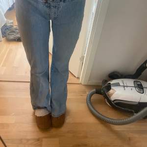 Supersnygga bootcut jeans med coola detaljer 🥰innerbenslängd-82cm midjemått-37cm OBS jeansen har ett litet hål som inte syns och enkelt går att laga ( se bild)