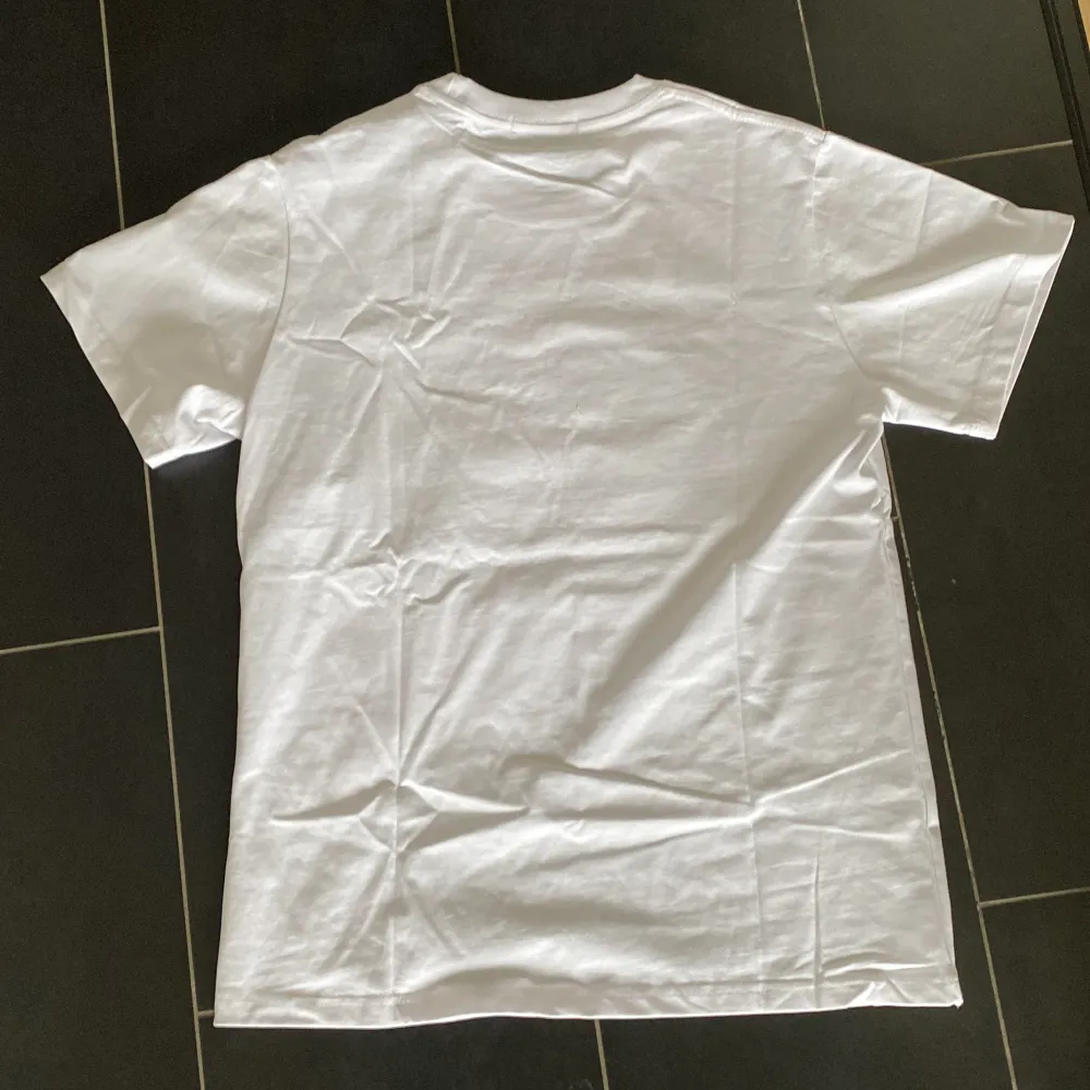 Säljer min vita Casablanca tröja u storlek L, Väldigt bra skicka och oanvänd.  Säljer då den var för stor  Pris kan diskuteras . T-shirts.