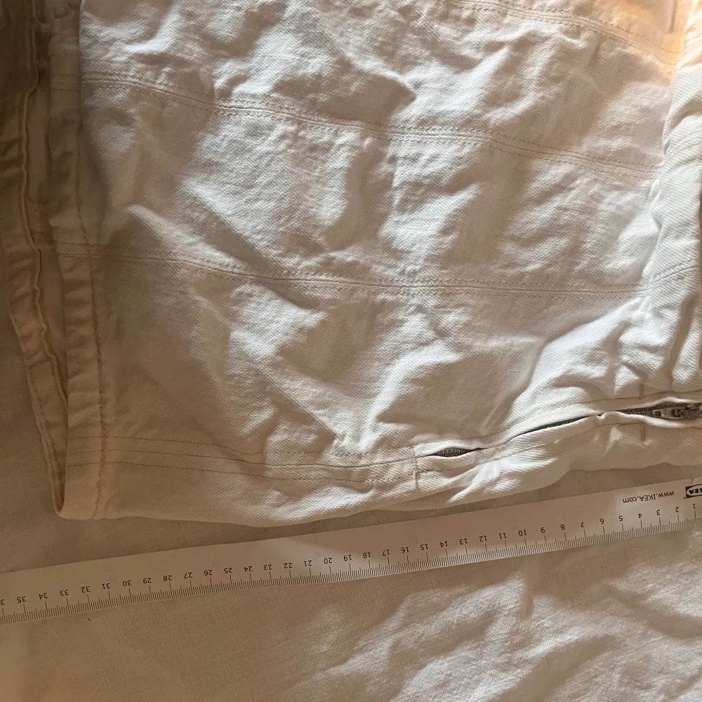 En söt somrig vit jeans kjol! Ca 32 cm i midjemåttet (direkt över) och ca 33cm lång💞. Kjolar.