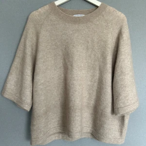 & other stories tröja - Säljer en helt oanvänd tröja ifrån & other stories tröja💓den är endast testad💓ord pris 690kr💓kom privat för fler bilder eller om du har några frågor💓priset kan diskuteras💓