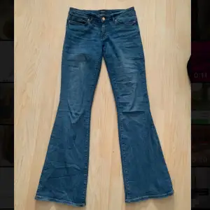 Säljer mina lågmidjade jeans från veromoda❤️de passar storlek 36 och S🩷kom privat för hur de ser ut på hemsidan, nästan ny skick då de är använda ett fåtal gånger