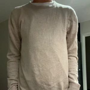 Stickad tröja  - Säljer en sjuk snygg stickad tröja från Jack and Jones bra skick 9/10 storlekn är XS men den passar S hör av dig om du har några frågor eller funderingar!