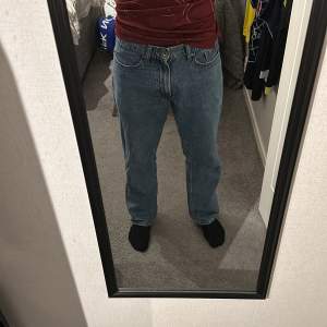 Snygga blåa loose jeans. Säljer då jag inte använder längre. Bra skick förutom längst ner där de är lite trasiga.m (bild 3). Passar någon som är runt 170 cm lång. Skriv gärna om du har frågor eller funderingar😊