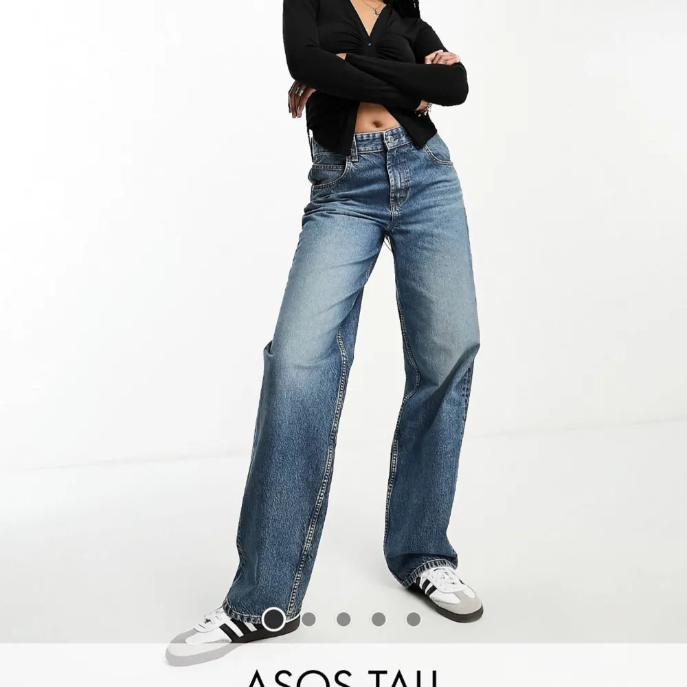 Säljer dessa otroligt snygga jeans. Aldrig använda och är slutsålda på hemsidan. Passar mig som är 177🫶🏻. Jeans & Byxor.