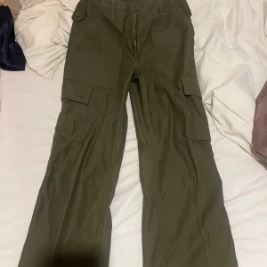 Cargos - Gröna cargos från Urban outfiters storlek s men passar M. Använda några gånger men har inga skador förutom en liten vit fläck löngst ner på benet dock ser man inte den när man har på sig byxorna! Priset kan diskuteras 