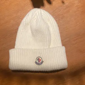 Moncler mössa (one of one) Nästan aldrig använd. Bra skick. Pris kan diskuteras.