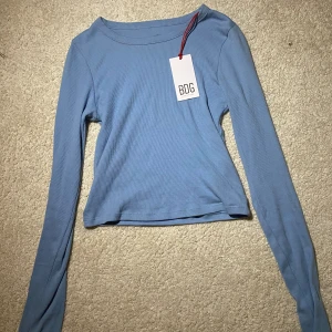 Topp! - Säljer helt oanvänd långärmad topp ifrån Urban outfitters, Fick den i födelsedags present men den var inte min stil💘 köptes för: 240 säljer för 180