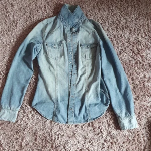 Fin jeans jacka - Säljer denna jätte fina jeans jackan då den aldrig amvänds. Skönt material.